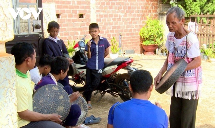 Lam Dong's village chief preserves Gong culture   - ảnh 2