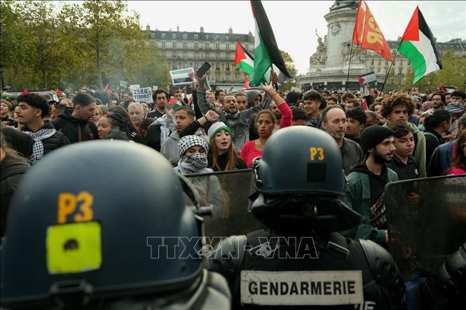 Protesters rally around the world demanding immediate ceasefire in Gaza - ảnh 1