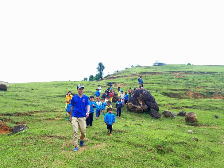 Quang Nam teacher helps build 60 schools in 20 years  - ảnh 1