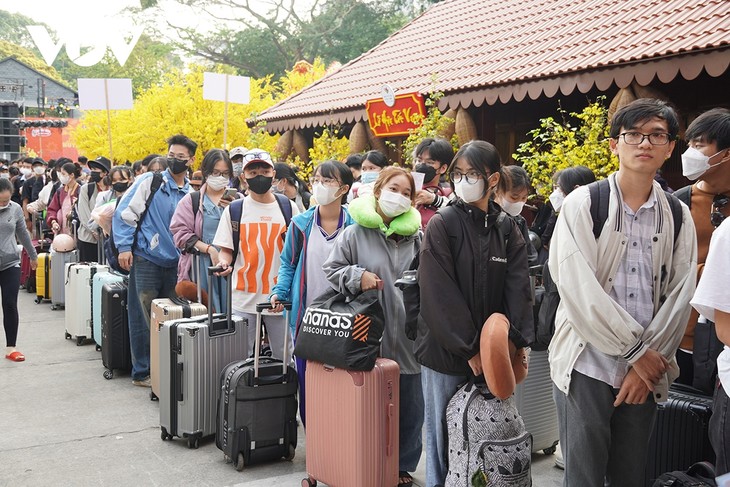 Free rides offered for workers and students going home for Tet - ảnh 1