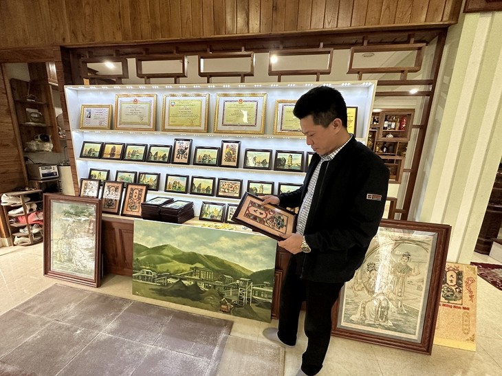 Quang Ninh teacher makes pictures from scallop shells - ảnh 1