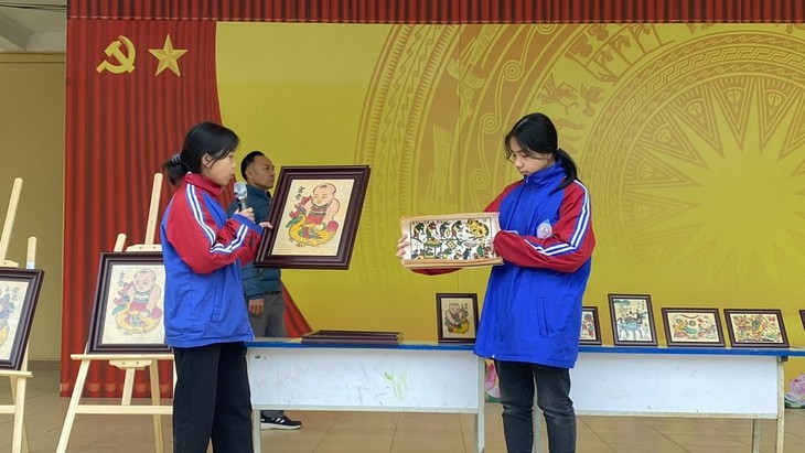 Quang Ninh teacher makes pictures from scallop shells - ảnh 2