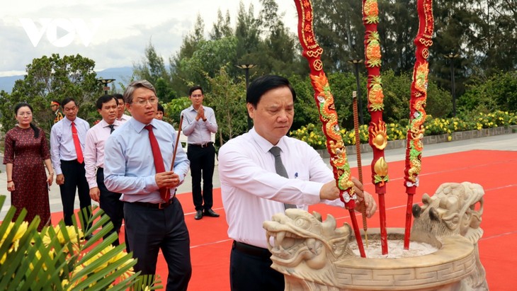 NA Vice Chairman offers incense in tribute of Gac Ma soldiers - ảnh 1