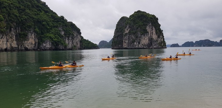 Exploring Ha Long Bay by newly launched super yacht  - ảnh 2