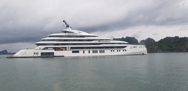 Exploring Ha Long Bay by newly launched super yacht  - ảnh 1