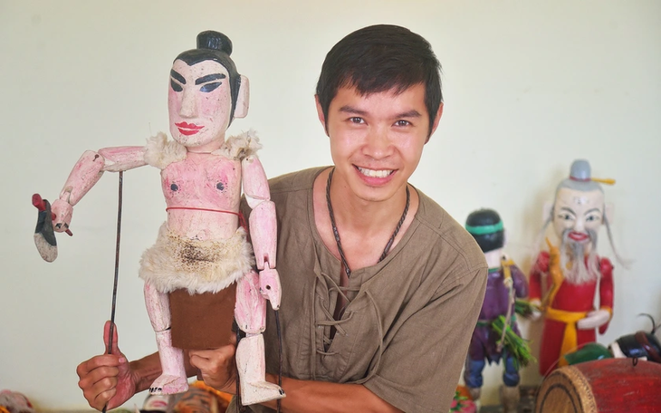 Young Hanoian keeps traditional crafts alive - ảnh 1