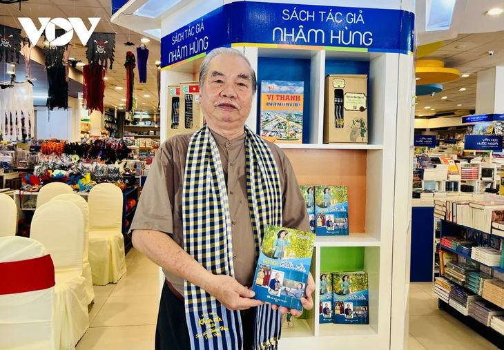 New book highlights Mekong Delta’s checkered scarf  - ảnh 2