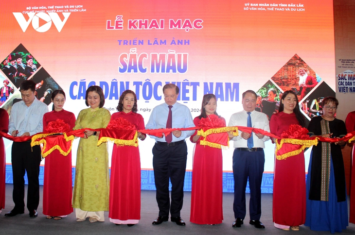 Photo exhibition showcases colors of Vietnamese ethnic groups - ảnh 1