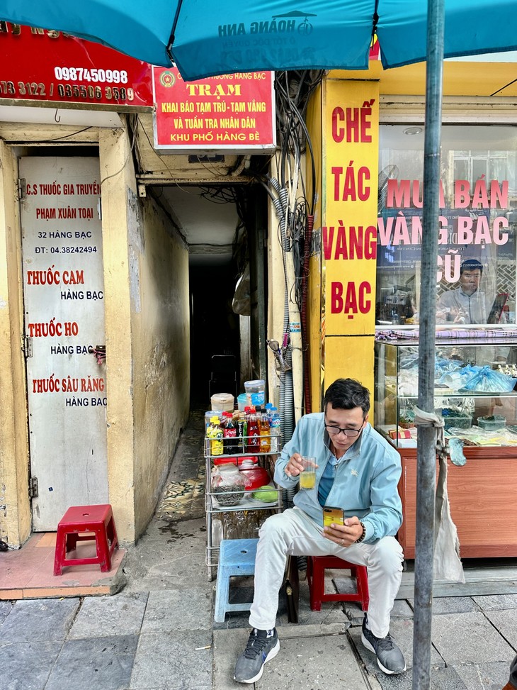 Small alleys: Guardians of Hanoi ancient culture and tradition - ảnh 4