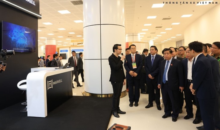 First international-scale semiconductor exhibition opens in Vietnam - ảnh 2