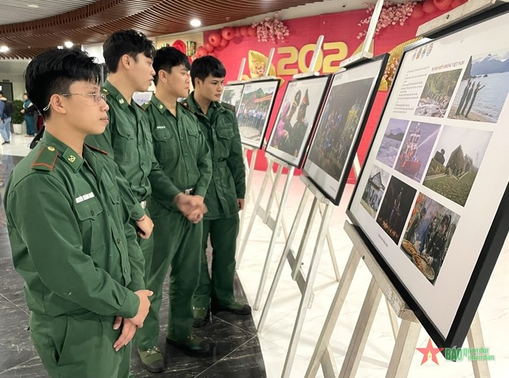 Da Nang's APEC Park hosts photo exhibition on Vietnam People's Army - ảnh 1