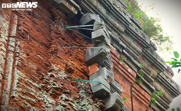 Close-up of the tallest Cham tower in Southeast Asia in Binh Dinh - ảnh 10