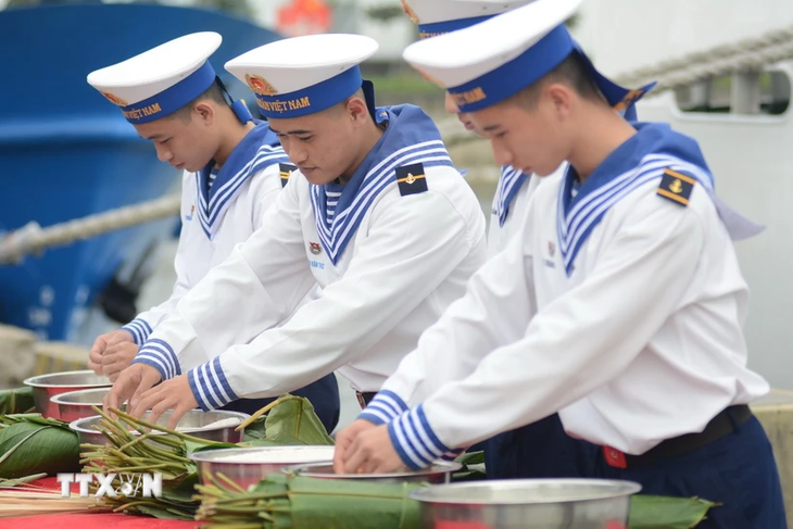 Naval Region 3 delegation sets off to bring Tet gifts to island residents - ảnh 1