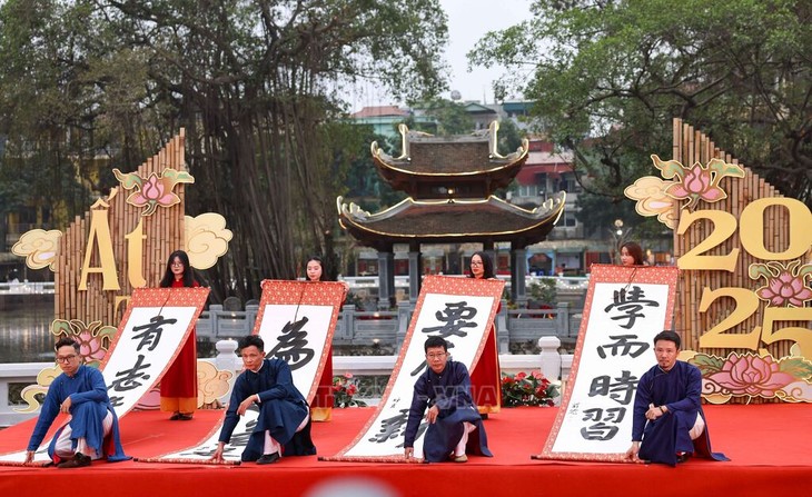 Spring Press and Calligraphy Festivals attract crowds - ảnh 1