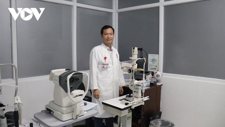 Military doctor brings sights to thousands  - ảnh 1