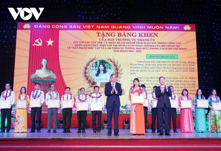 Outstanding models of studying and following Ho Chi Minh’s example honoured - ảnh 1