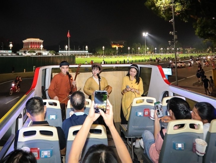 “Xam on the bus”: where tradition meets the pulse of modern life - ảnh 1