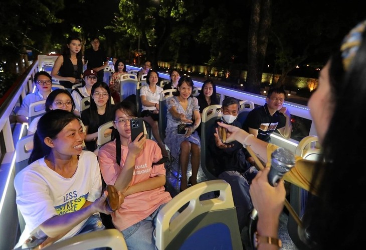 “Xam on the bus”: where tradition meets the pulse of modern life - ảnh 3