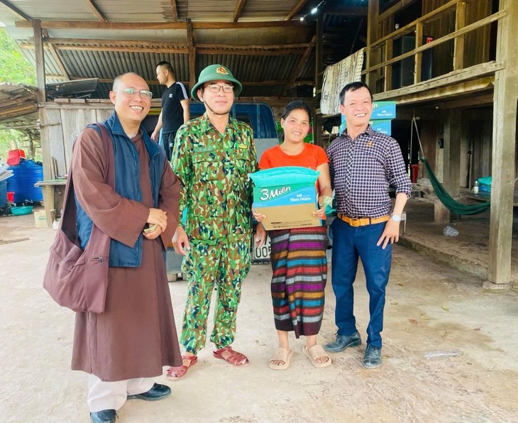 Quiet hero spreads hope through acts of kindness - ảnh 1