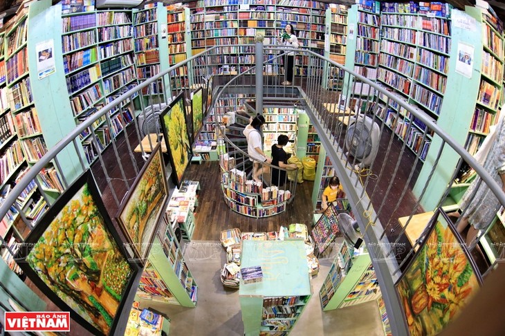 Second-hand bookstores constitute part of Hanoi’s “cultural treasure”  - ảnh 1
