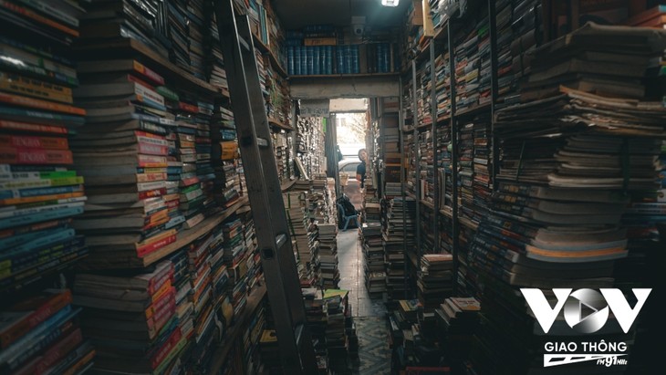 Second-hand bookstores constitute part of Hanoi’s “cultural treasure”  - ảnh 2
