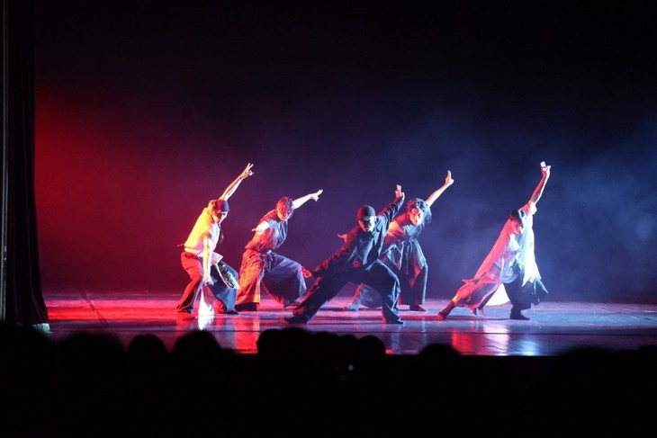 “Facing infinity” combines contemporary dance and traditional theater - ảnh 1