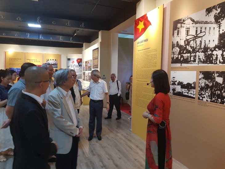 Exhibition “Popular Education – Lighting the Future” marks National Day - ảnh 2
