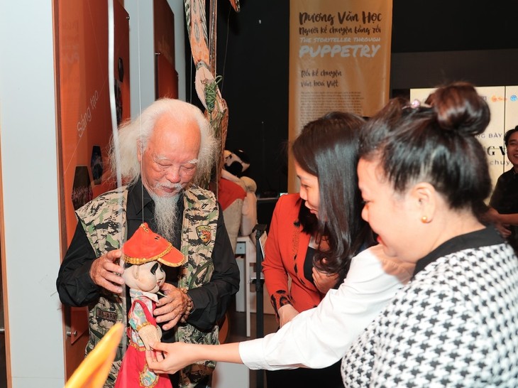  Veteran artist tells cultural stories with puppets - ảnh 3