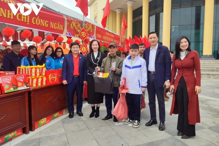 Charity market brings warmth ahead of Tet in Quang Ninh - ảnh 1