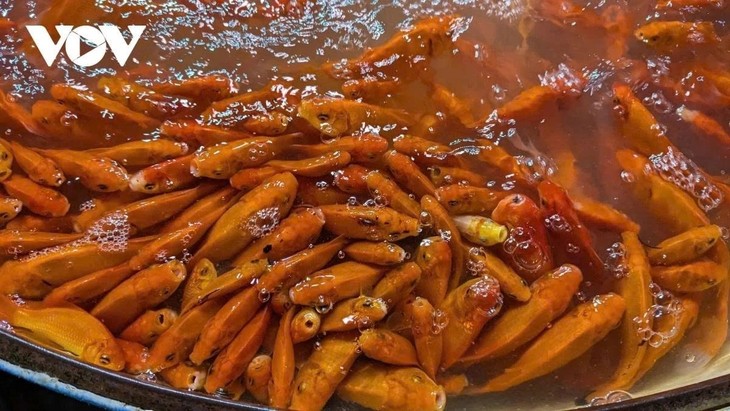 When carp take flight: Vietnam’s Kitchen Gods farewell ritual - ảnh 2