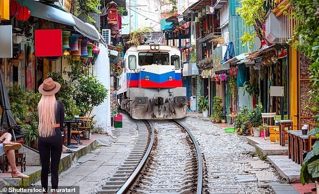 More Britons heading to Hanoi for reliable sunshine - ảnh 1