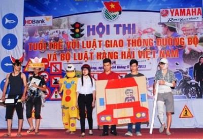 Đoàn thanh niên tham gia đảm bảo trật tự an toàn giao thông trên tuyến Quốc lộ 1A  - ảnh 1