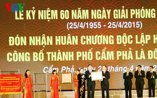 Quảng Ninh: Thành phố Cẩm Phả đón nhận Huân chương Độc lập hạng Nhất, được công nhận đô thị loại II - ảnh 1