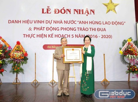 Phó Chủ tịch nước Nguyễn Thị Doan trao Danh hiệu AHLĐ  tặng thưởng Nhà giáo ưu tú Lê Công Cơ - ảnh 1