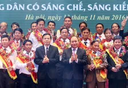 Tôn vinh Hợp tác xã, Tổ hợp tác tiêu biểu và Nông dân có sáng chế, sáng kiến năm 2016  - ảnh 1