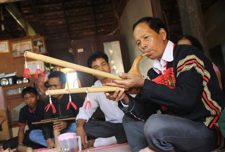 Gặp mặt, giao lưu các già làng, trưởng thôn tiêu biểu  - ảnh 1