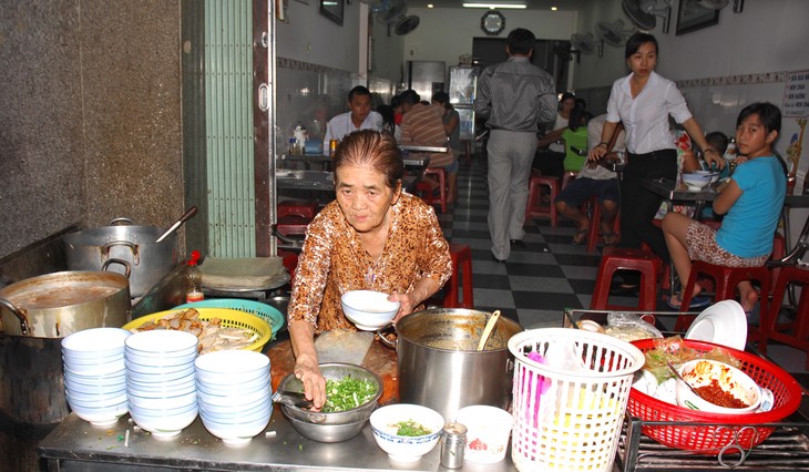 Hấp dẫn món bánh canh chả cá  của thành phố biển Quy Nhơn - ảnh 1