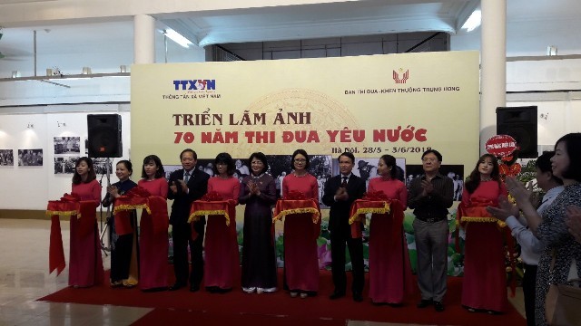 Khai mạc triển lãm ảnh 70 năm thi đua yêu nước - ảnh 1