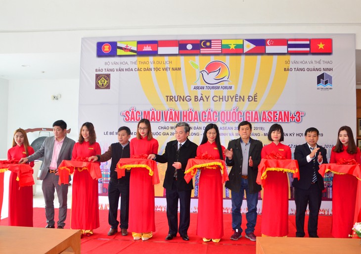 Triển lãm trưng bày chuyên đề: “Sắc màu Văn hóa các quốc gia ASEAN và các nước đối tác” - ảnh 1