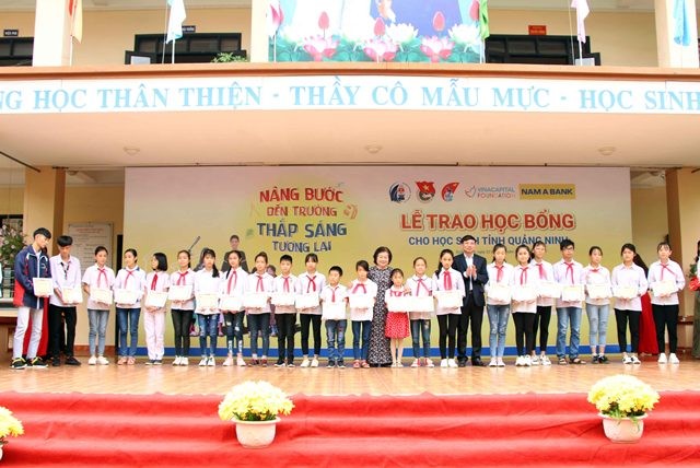 Lễ trao học bổng “Nâng bước đến trường, thắp sáng tương lai“ - ảnh 1