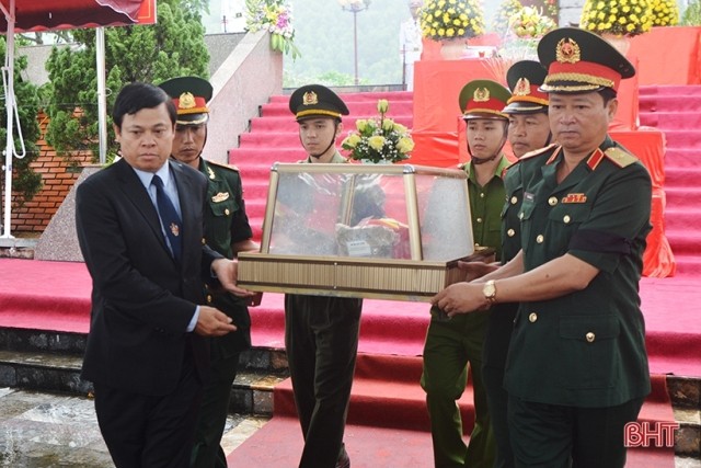 Truy điệu, an táng hài cốt liệt sỹ quân tình nguyện và chuyên gia hy sinh tại Lào - ảnh 1