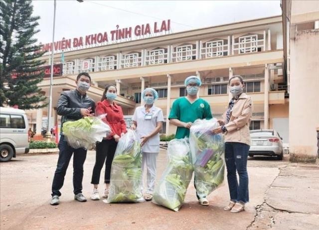 Tặng khẩu trang, mũ chống giọt bắn cho tuyến đầu chống dịch ở tỉnh Gia Lai - ảnh 1