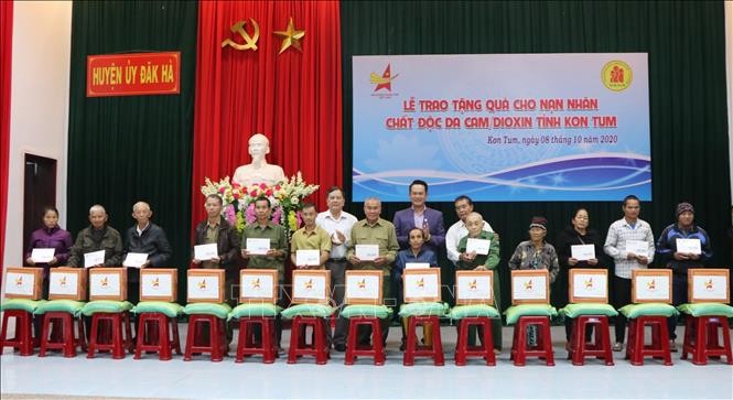 Tặng quà nạn nhân chất độc da cam/diôxin Kon Tum - ảnh 1