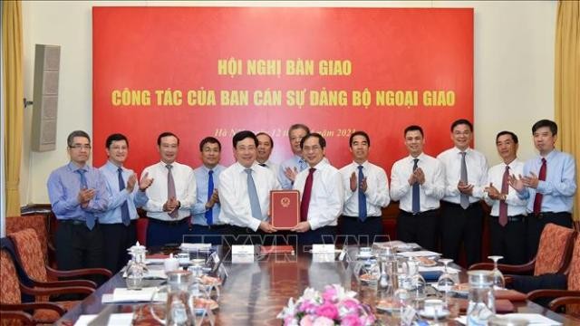 Hội nghị bàn giao nhiệm vụ Bộ trưởng Bộ Ngoại giao - ảnh 1