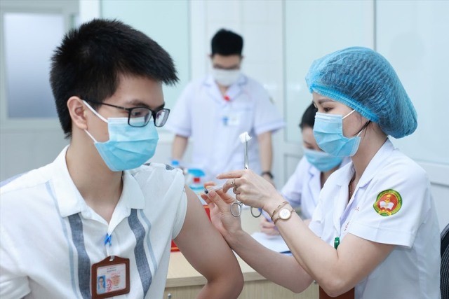 Hà Nội đẩy nhanh tiến độ tiêm vaccine ngừa COVID-19 - ảnh 1