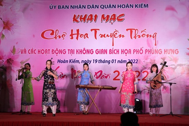 Khai mạc chợ hoa truyền thống Hàng Lược và các hoạt động tại không gian bích họa phố Phùng Hưng - ảnh 1