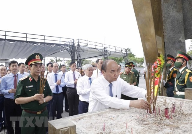 Chủ tịch nước dâng hương, tưởng nhớ các Anh hùng Liệt sỹ tại Quảng Trị - ảnh 1