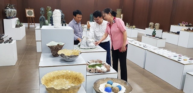 Triển lãm các sản phẩm, mẫu thiết kế hàng thủ công mỹ nghệ mới, sáng tạo  - ảnh 1