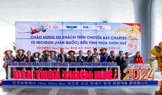 Chuyến bay quốc tế đầu tiên trong năm nay từ Hàn Quốc đến Huế - ảnh 1