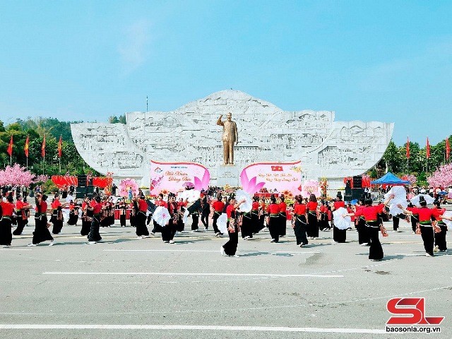 Sơn La: Rộn rã “Hội xuân dâng Bác” - ảnh 1